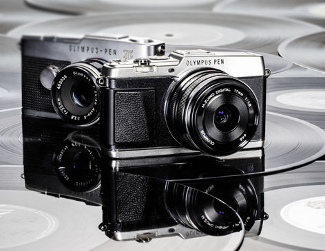 Olympus Pen E-P5 con design simile alla Pen F degli anni Sessanta